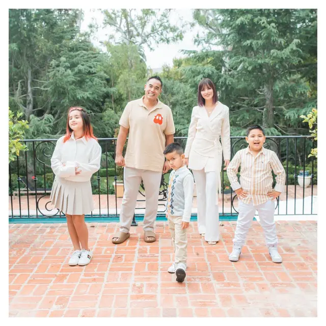 7 Potret Nia Ramadhani Rayakan Lebaran Bersama Keluarga Besar di Amerika