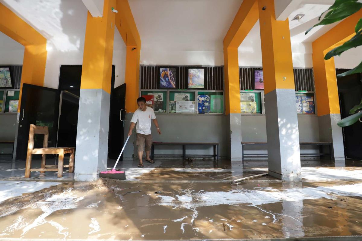 Banjir di SMAN 60 Jakarta mulai surut
