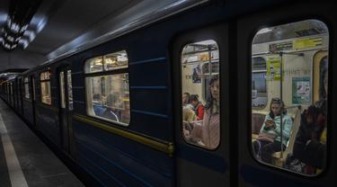 Komuter berada di dalam kereta bawah tanah di Kharkiv, Ukraina timur, Selasa (24/5/2022). Kereta bawah tanah Kharkiv kembali beroperasi pada Selasa pagi setelah ditutup selama lebih dari dua bulan selama upaya Rusia untuk merebut kota itu. (AP Photo/Bernat Armangue)