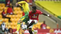 Gelandang Manchester United, Fred, berebut bola dengan pemain Norwich City, Emi Buendia, pada laga Piala FA di Carrow Road, Norwich, Sabtu (27/6/2020). Manchester United menang 2-1 atas Norwich City. (AP/Emi Buendia)