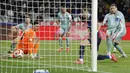 Pemain Barcelona, Robert Lewandowski mencetak gol ke gawang Atletico Madrid dalam laga leg 1 semifinal Copa del Rey 2024/2025 di Estadi Olimpic Lluis Companys, Barcelona, Rabu (26/02/2025) dini hari WIB. (AP Photo/Joan Monfort)