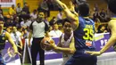 Kapten tim Stadium, Pringgo Regowo (tengah) mencoba melewati hadangan pemain Satria Muda Pertamina di ajang Perbasi Cup 2016 di GOR Soemantri Brodjonegoro, Jakarta, Selasa (25/10). Satria menang telak 73-59. (Liputan6.com/Helmi Fithriansyah)