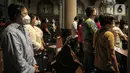Umat Katolik melaksanakan Misa Natal di Gereja Katedral, Jakarta, Minggu (25/12/2022). Tema Natal yang diusung Gereja Katedral Jakarta tahun ini adalah 'Pulanglah Mereka ke Negerinya Melalui Jalan Lain'. (Liputan6.com/Faizal Fanani)