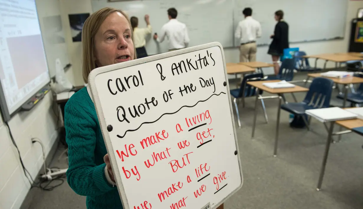 Guru matematika Worcester Prep Linda Bragg menunjukkan papan tulis anti peluru Hardwire di kelas di Berlin, Maryland, (1/3). Papan tulis yang terbuat dari serat polietilen telah dipasang di semua kelas Worcester Preparatory. (AFP PHOTO / Nicholas Kamm)