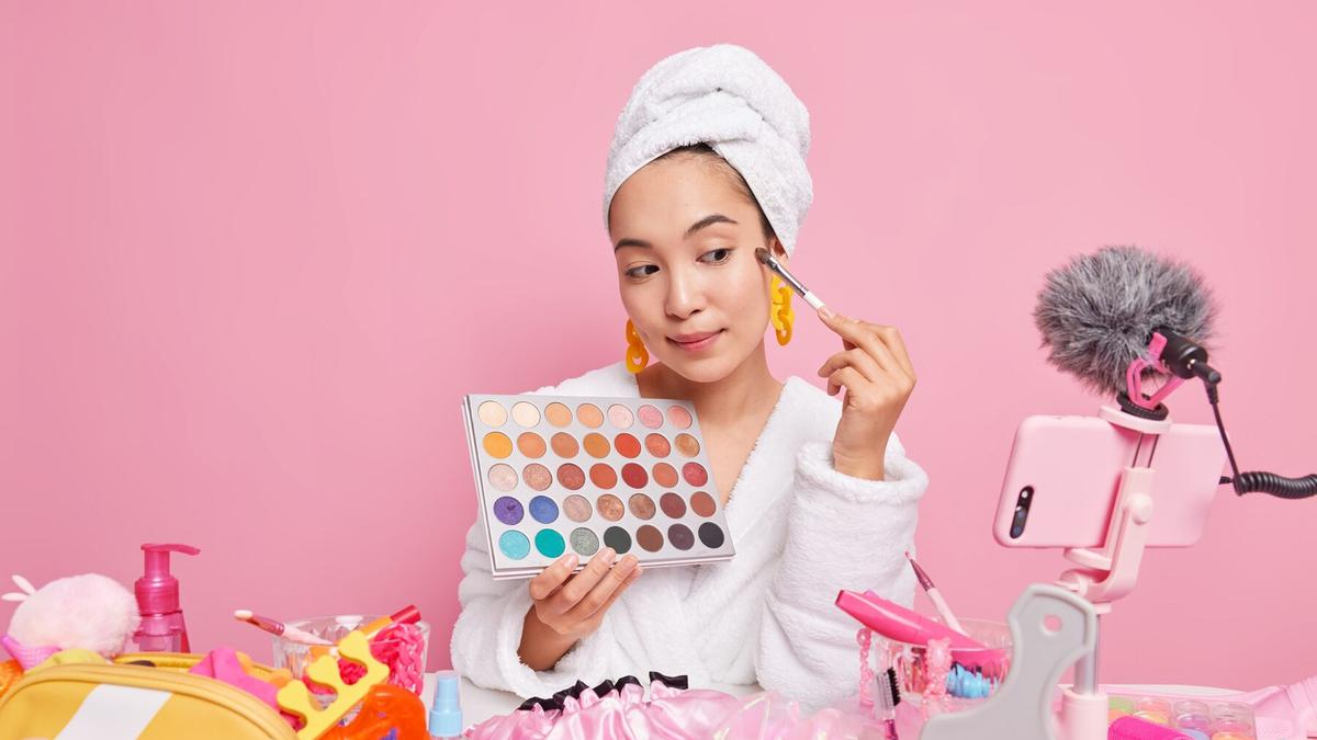 Rahasia Makeup Tetap On-Point, Begini Cara Touch Up agar Fresh Seharian