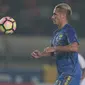 Pemain Persib Bandung, Raphael Maitimo saat melawan PS TNI pada lanjutan Liga 1 2017 di Stadion Si Jalak Harupat, Sabtu (05/8/2017). Persib menang 3-1. (Bola.com/Nicklas Hanoatubun)