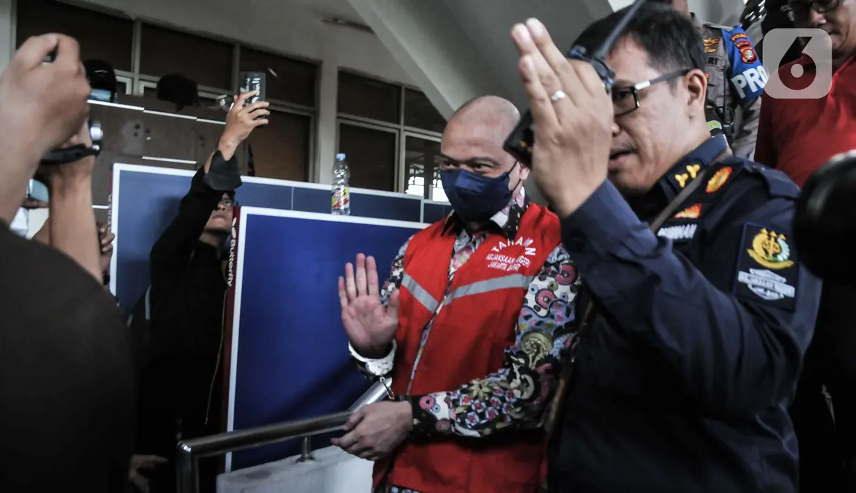Tersangka Irjen Pol Teddy Minahasa mengenakan rompi merah Kejaksaan saat menuju mobil tahanan usai pelimpahan tahap II kasus narkoba di Kejaksaan Negeri Jakarta Barat, Rabu (11/1/2023). Penyidik Ditresnarkoba Polda Metro Jaya resmi melimpahkan berkas perkara kasus narkoba mantan Kapolda Sumatera Barat Irjen Pol Teddy Minahasa dan sejumlah tersangka ke Kejari Jakarta Barat. (merdeka.com/Iqbal S Nugroho)