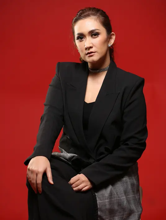 Tidak ingin kabar kedekatannya terus melebar, dan disangkut pautkan menjadi orang ketiga dalam rumah tangga  David dan Gracia, ibu satu orang anak itu menjelaskan kedekatannya dengan David. (Febio Hernanto/Bintang.com)