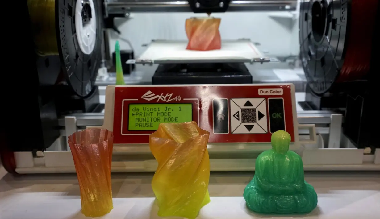 Sebuah Printer 3D yang mampu mencetk sebuah benda dengan hasil 3D di Consumer Electronics Show, Las Vegas. (4/1). Alat ini kabarnya akan dijual dengan harga $499. (REUTERS / Rick Wilking)