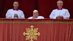 Paus Fransiskus (tengah) saat berada di balkon utama Basilika Santo Petrus sebelum menyampaikan pesan Urbi et Orbi atau kepada kota (Roma) dan dunia sebagai bagian dari perayaan Paskah, di alun-alun Santo Petrus di Vatikan pada tanggal 20 April 2025. (Andreas SOLARO/AFP)