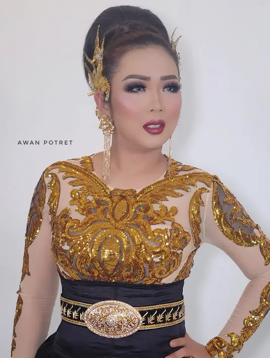 "Tapi sekarang mae @showimah jadi orng sukses dan terkenal di mna2 perjuangan yg membawa hasil 😊," tulis lindha_w98. "Salut buat mae..tetep membumi dan selalu emut latar ma'" tulis edward_andryan. (Instagram/showimah)