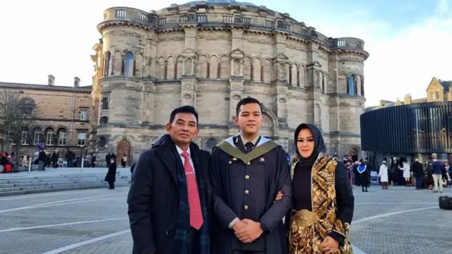 Potret Hafiz Prasetia Akbar dan kedua orang tua (Sumber: Instagram/hafizzyakbar)
