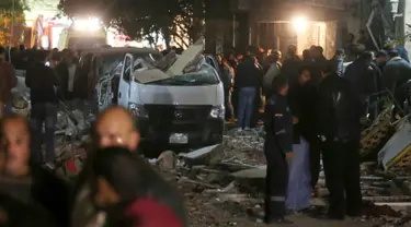 Mobil rusak terlihat di lokasi ledakan yang terjadi saat aparat keamanan menggerebek sebuah apartemen di Kairo yang diduga menjadi tempat persembunyian militan, Mesir, Kamis (21/1). Enam orang tewas, termasuk tiga polisi. (REUTERS/Mohamed Abd El Ghany)