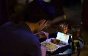 11 Ciri Orang yang Suka Makan Sambil Menonton Menurut Psikologi