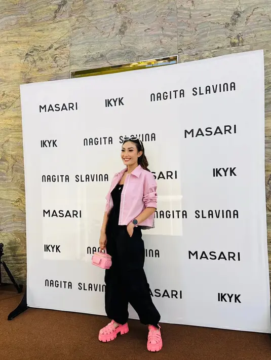 Mana gaya Ayu Dewi yang jadi favoritmu, Sahabat FIMELA? [Foto: Instagram/mrsayudewi]