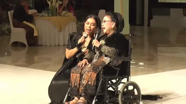 Pesona Eksotis Anggun C. Sasmi di Solo yang Membius Mengenakan Dress Batik Kawung