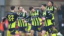 Manchester City sukses mengandaskan Leyton Orient dengan skor tipis 2-1 dalam laga putaran keempat FA Cup 2024/2025 yang dihelat di Brisbane Road, London, Sabtu (8/2/2025) malam WIB. (AFP/Justin Tallis)