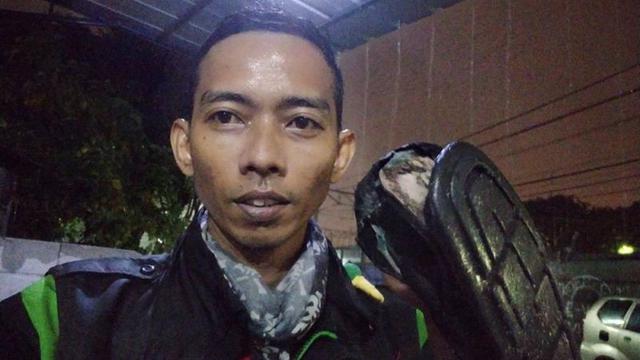 Terobos Banjir, 6 Momen Driver Ojek Online Melayani Pelanggan