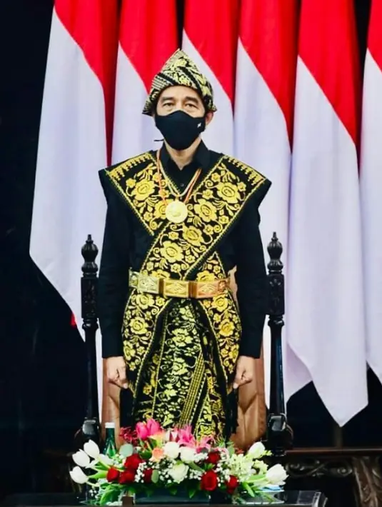Saat menghadiri Sidang tahunan MPR-DPR 2020 (14/8/2020), Jokowi tampil mengenakan baju adat Sabu, Nusa Tenggara Timur berupa topi, kain tenun yang disilangkan di bagian dada. Penampilannya pun dilengkapi dengan masker, aksesoris kalung dan sabuk berwarna emas. (Instagram/Jokowi).