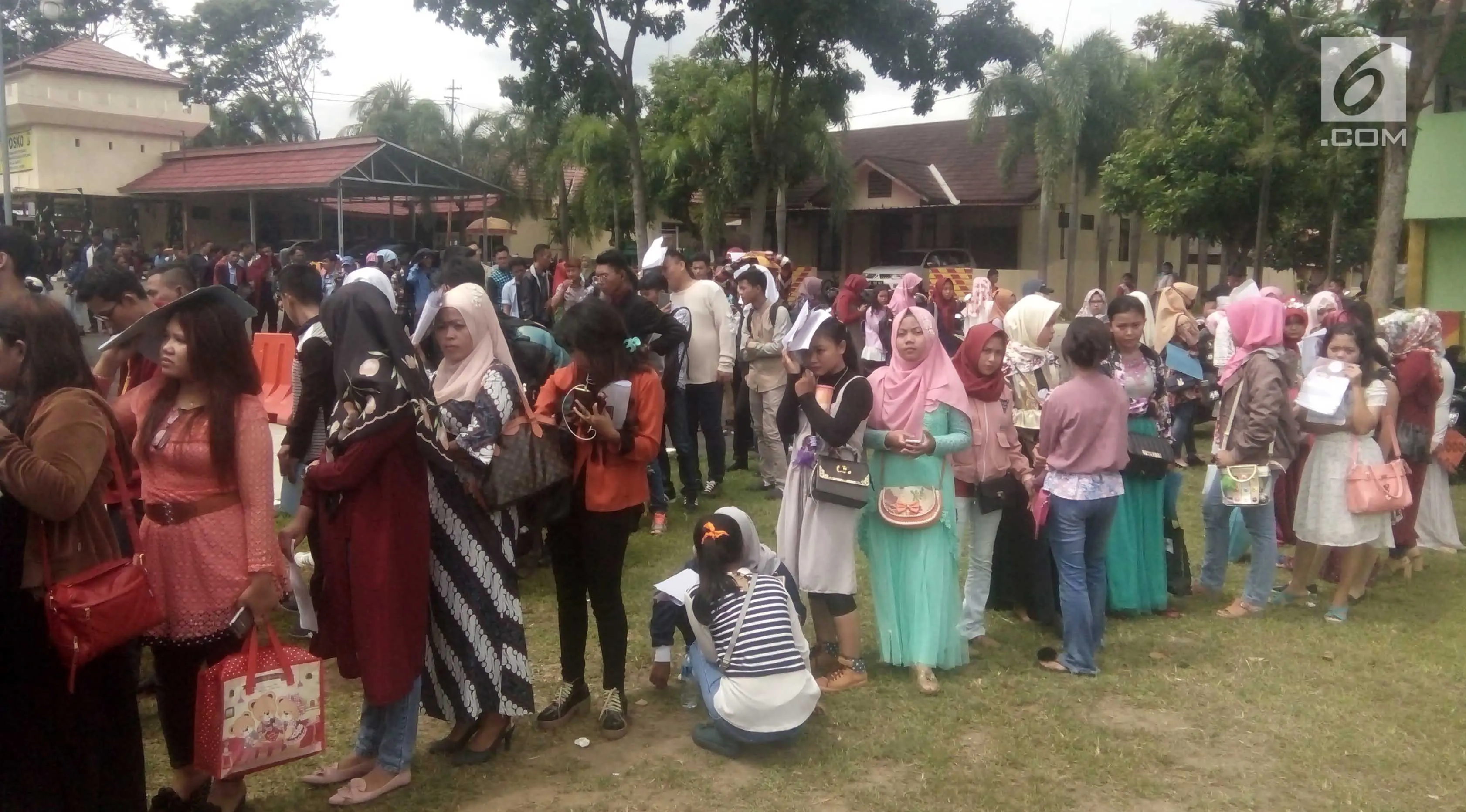 Para peserta audisi Liga Dangdut Indonesia (LIDA) di kota Serang, Banten terlihat membludak. (Yandhi Deslatama/Liputan6.com)
