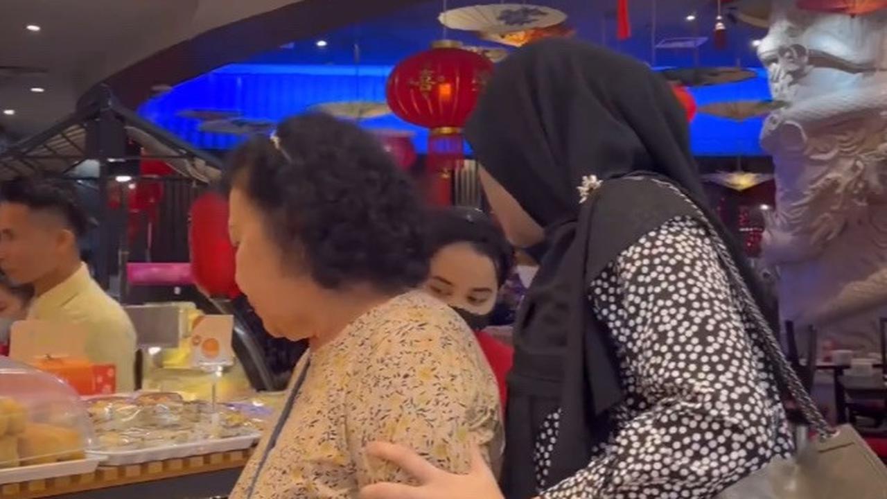 Clara dan ibunya juga banyak melakukan aktivitas bersama. Keduanya terlihat pernah berjalan-jalan berdua di sebuah pusat perbelanjaan untuk makan bersama dan belanja roti.