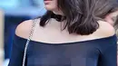 Kendall Jenner mengungkapkan bahwa dengan tidak memakai bra, ia bisa memamerkan tindikan yang terletak di bagian puting payudaranya. (Dailymail/Bintang.com)
