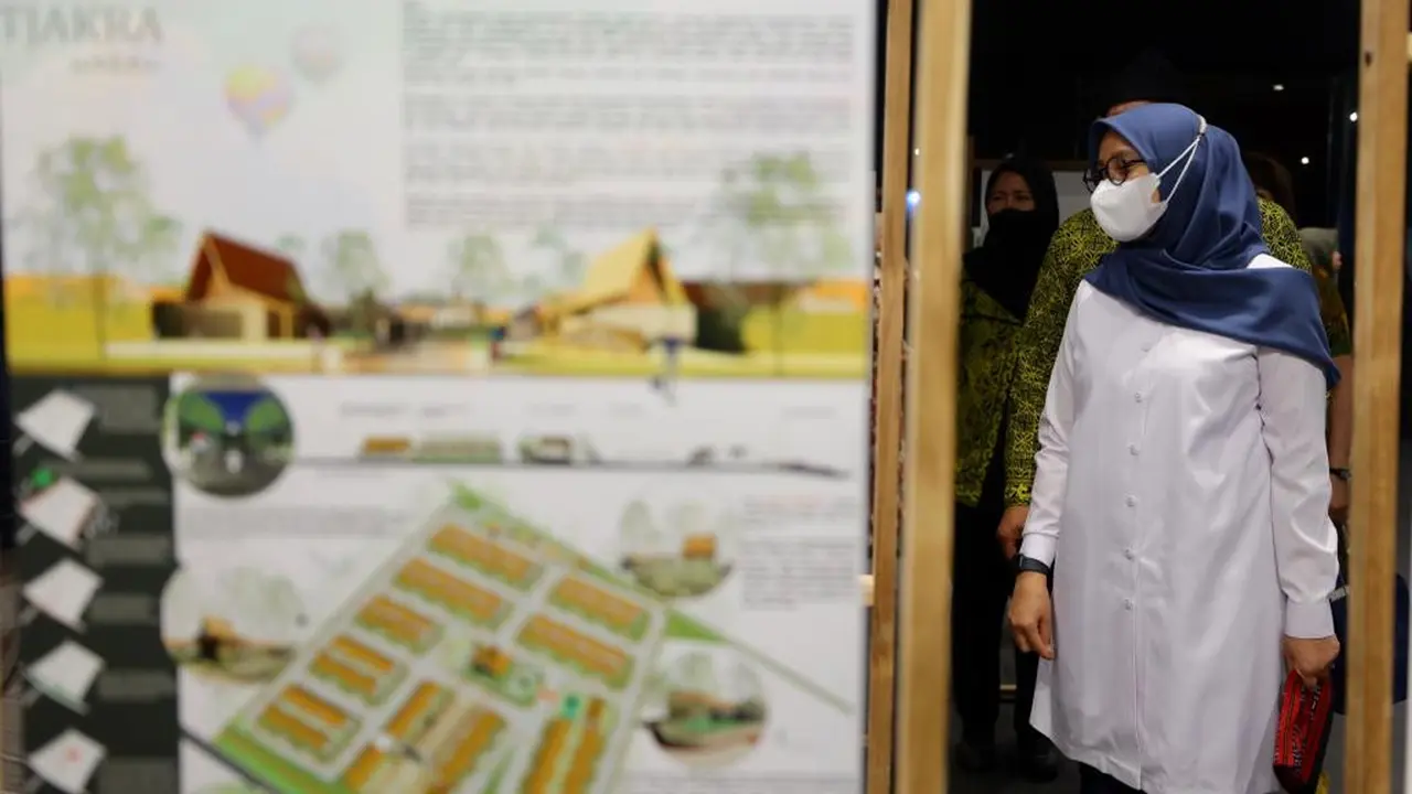 Bupati Banyuwangi Ipuk Fiestiandani melihat sejumlah karya arsitektur Nusantara yang dipamerkan di Gedung Juang 45 Banyuwangi. (Istimewa)