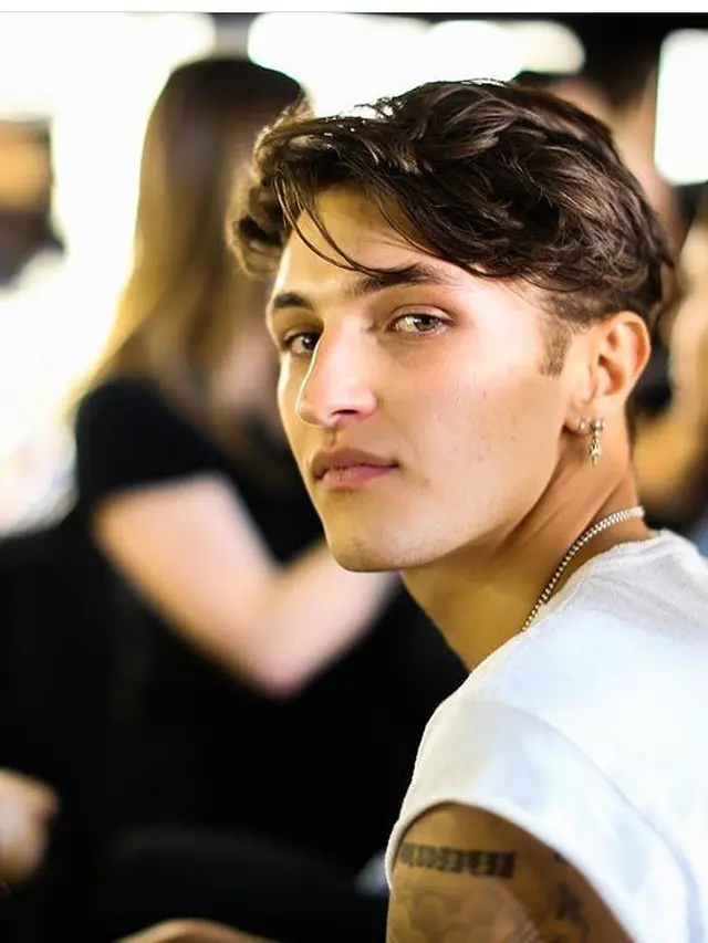 6 Potret Anwar Hadid, Adik Gigi Hadid yang Dikabarkan Pindah Agama