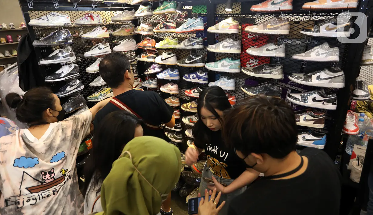 Pengunjung memilih berbagai macam sepatu yang ada pada pameran sneaker dan streetwear berskala internasional Jakarta Sneaker Day (JSD) di ICE BSD City, Tangerang, Banten, Sabtu (25/2/2023). Ada nama-nama besar yang sudah tak asing lagi seperti Atmos, Asics, Bratpack, CAT Footwear, Etaks, FILA, KEEN, New Balance, Our Daily Dose, PUMA, SEEK Indonesia, dan VAST. (Liputan6.com/Johan Tallo)