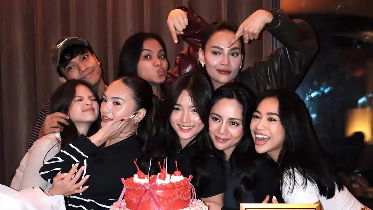 Model Kue Ultah Fuji yang Anti Mainstream (Instagram rachelvennya)