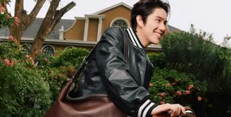 Nanon Korapat menampilkan dua gaya utama musim ini Mott Messenger Bag dan Wade Backpack. [dok. Coach]