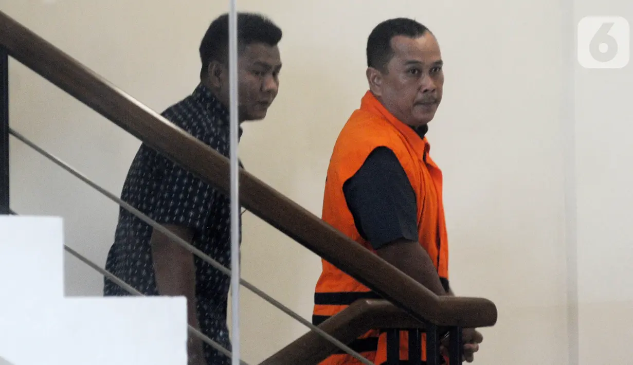 Penyuap Bupati nonaktif Pakpak Bharat Remigo Yolando Berutu, Anwar Fuseng Padang (kanan) tiba di Gedung KPK, Jakarta, Rabu (30/10/2019). Wakil Direktur CV Wendy itu diperiksa sebagai tersangka suap proyek pengaspalan Jalan Simpang Singgabur Namuseng senilai Rp 5,1 miliar. (merdeka.com/Dwi Narwoko)