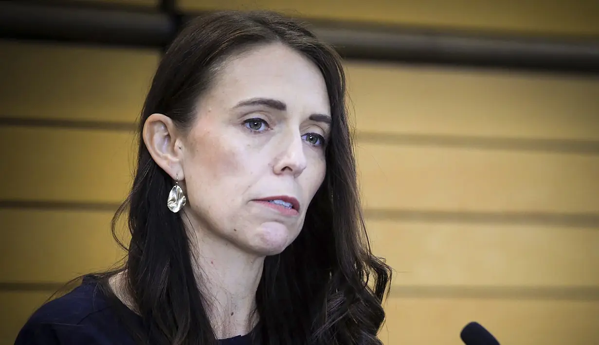 Perdana Menteri Selandia Baru Jacinda Ardern mengumumkan pengunduran dirinya pada konferensi pers di Napier, Selandia Baru, Kamis (19/1/2023). Pengumuman mengejutkan itu disampaikan Ardern dalam pertemuan kaukus tahunan partai. (Warren Buckland/New Zealand Herald via AP)