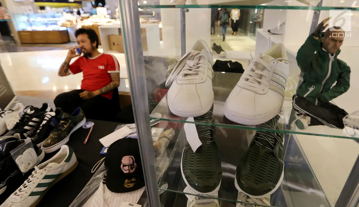 Penjual menunggu pembeli pada Pesta Sneakerpeak Kemang Vol.3 di Atrium Lippo Mall Kemang, Jakarta, Rabu (18/4). Pesta sneaker yang digelar ketiga kalinya ini mengusung tema Retro Futurism. (Liputan6.com/Fery Pradolo)