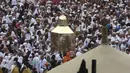 Ribuan jemaah Muslim berdoa di dekat makam nabi Ibrahim di Masjidil Haram, Mekah, Arab Saudi (24/2/2020). Penghentian sementara izin umrah karena wabah virus corona COVID-19 telah menyebar hampir ke seluruh penjuru dunia. (AP Photo/Amr Nabil)