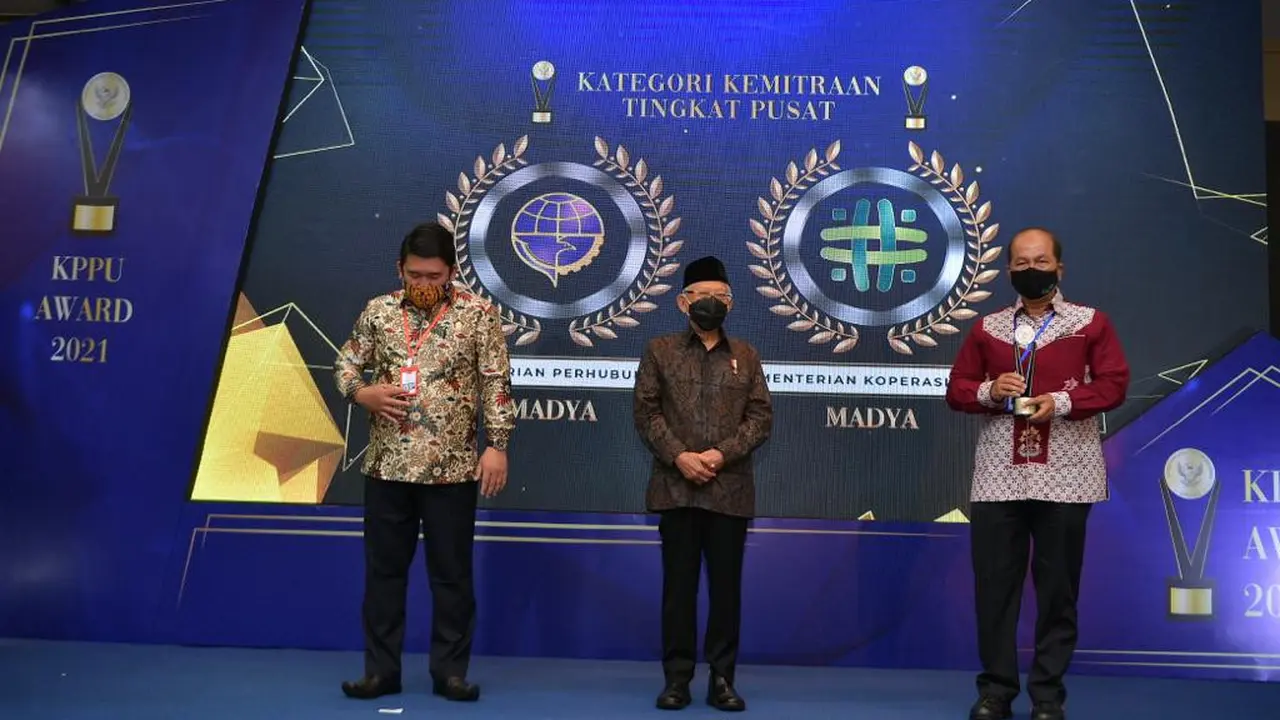 Kementerian Koperasi dan UKM berhasil menerima anugerah penghargaan KPPU Award 2021 kategori kemitraan usaha peringkat madya.