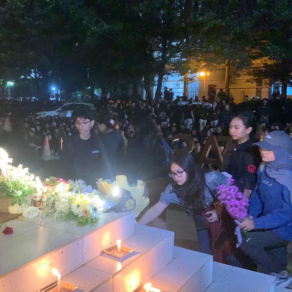 Acara doa bersama dan tabur bunga untuk Argo di FH UGM