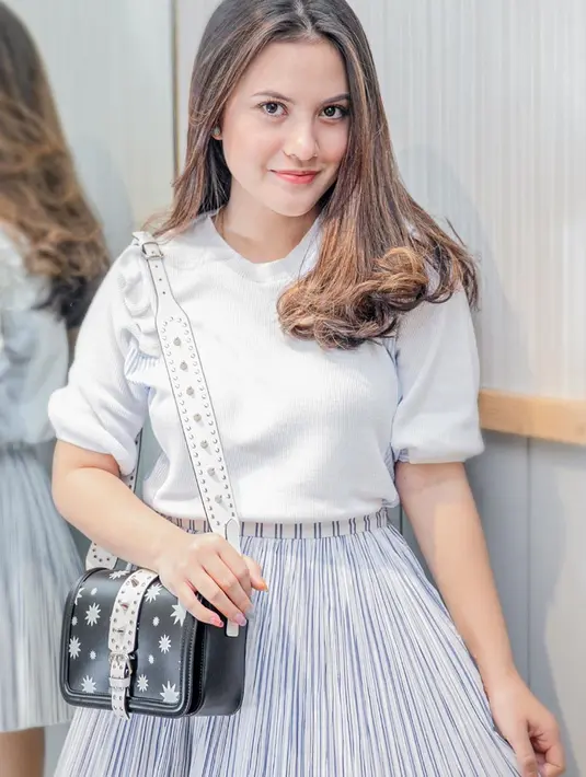 Sebagai warna netral, baju putih sering dipakai oleh pemain film Garuda di Dadaku ini. Dalam momen santai, Marsha Aruan mengenakan kaus putih yang dipadukan dengan rok motif garis. Gayanya terlihat kasual namun tetap modis. (Liputan6.com/IG/@aruanmarsha)