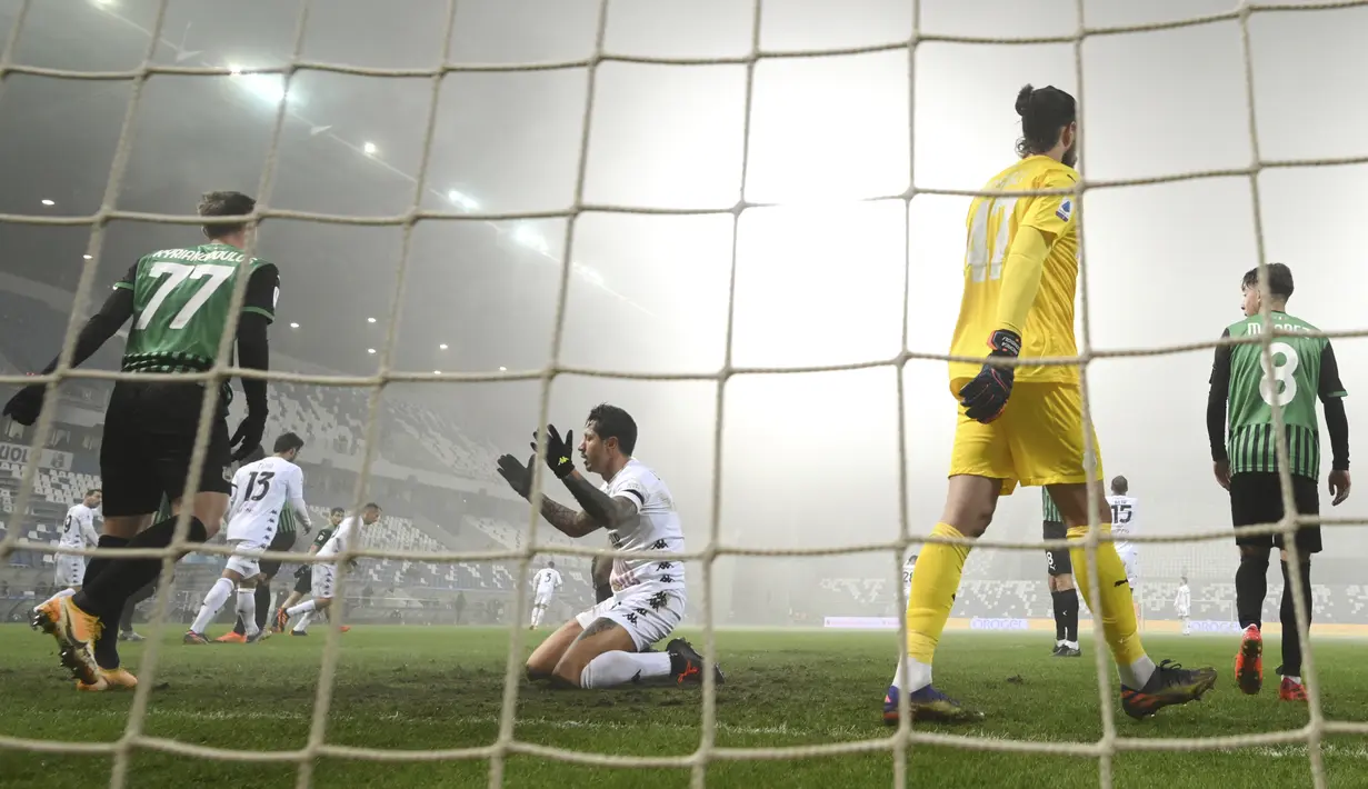 Penyerang Benevento, Gianluca Lapadula (tengah) bereaksi saat gagal mencetak gol ke gawang Sassuolo pada pertandingan lanjutan Liga Serie A Italia di Stadion Mapei Italia, Sabtu (12/12/2020). Dengan kemenangan ini, Sassuolo naik ke peringkat dua klasemen. (Massimo Paolone/LaPresse via AP)