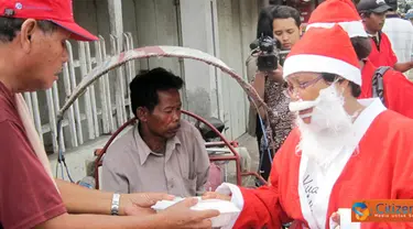 Citizen6, Surabaya Utara: Yang unik, Sinterklas pun dilibatkan dalam baksos yang bertema “Kasih Natal untuk Semua”.  Bahkan dua becak dilibatkan untuk mengangkut ratusan paket makan siang tersebut. (Pengirim: Daniel Lukas Rorong)