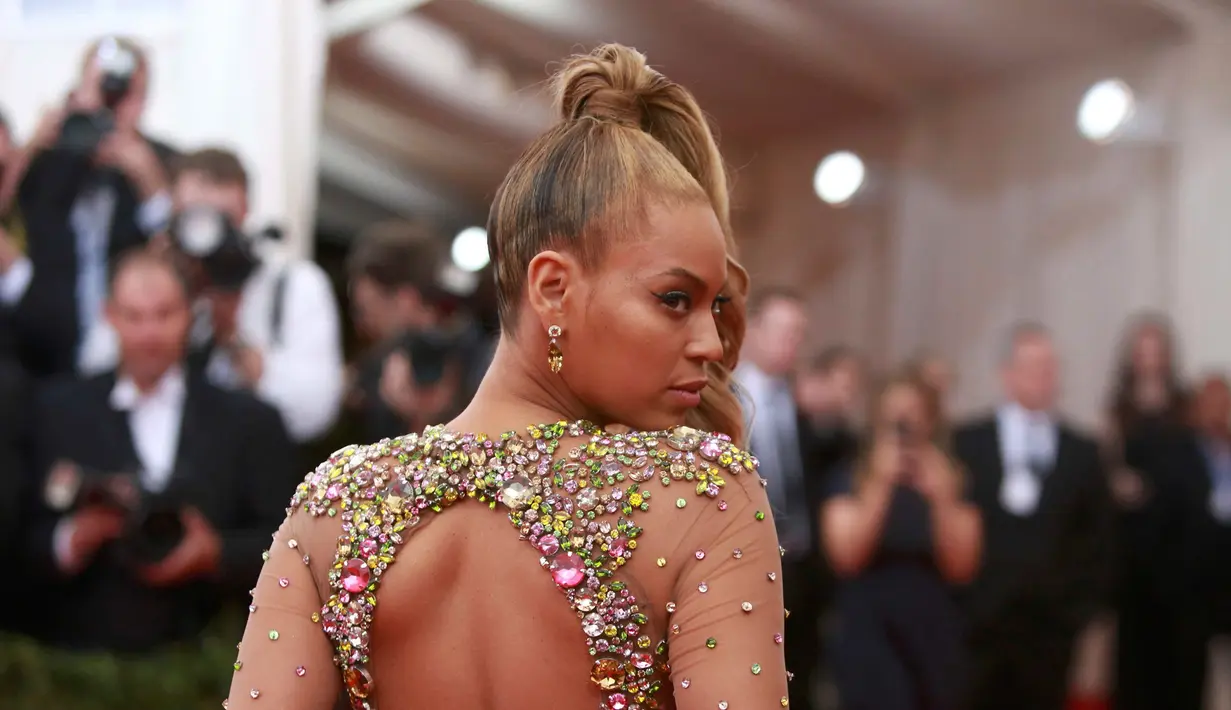 Penampilan seksinya disempurnakan dengan rambut pirang Beyonce yang dikuncir saat menghadiri acara 'China: Through The Looking Glass' Costume Institute Benefit Gala di Metropolitan Museum of Art, New York, Senin (4/5/2015). (REUTERS/Andrew Kelly)