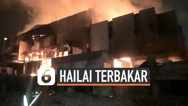 Kebakaran besar melanda gedung Hailai di Kawasan Ancol Jakarta Utara hari Senin (04/11). Belasan mobil pemadam kebaran dikerahkan untuk padamkan kobaran api.