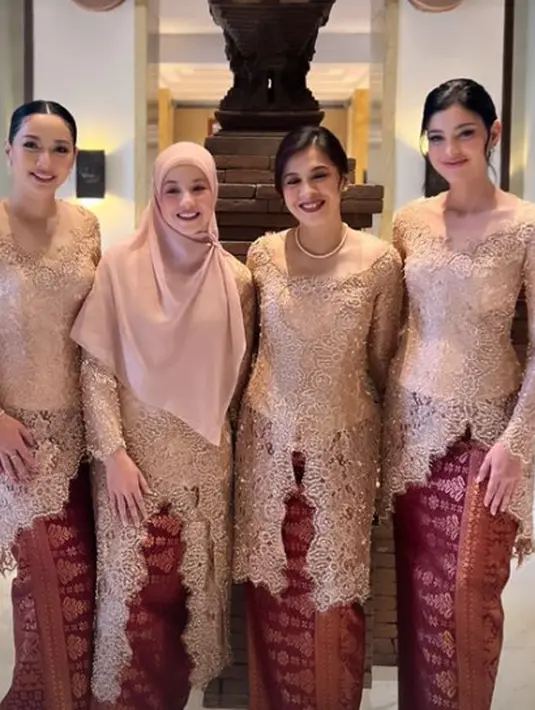 Hesty Purwadinata tampil kompak dengan Natasha Rizky kenakan kebaya panjang dan kain tenun [@hestypurwadinata]