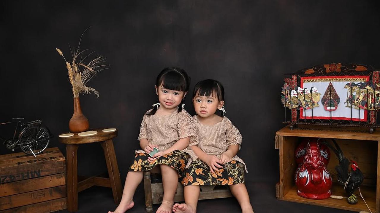 Potret Terbaru Dua Anak Felicya Angelista dan Caesar Hito dengan Baju Jawa, Super Lucu