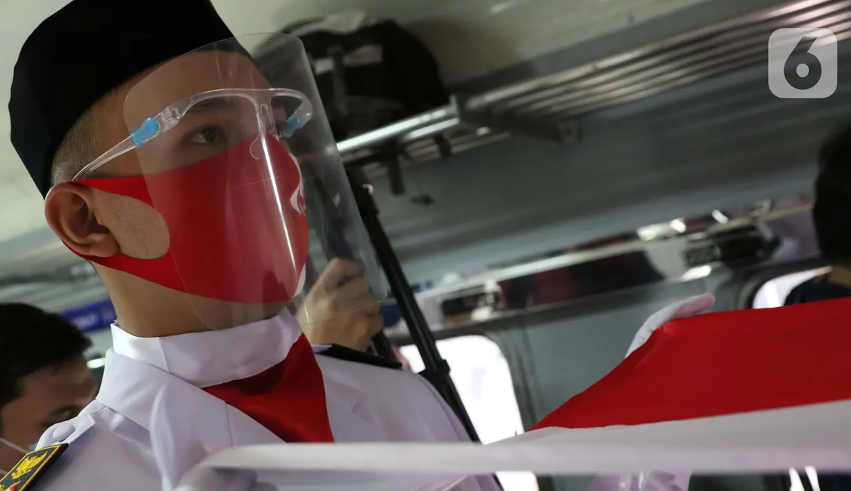 Personel Paskibra membentangkan bendera Merah Putih di Stasiun Pasar Senen, Jakarta, Senin (17/8/2020). Dalam rangka peringatan ke-75 tahun Hari Kemerdekaan Indonesia, PT KAI Daop 1 Jakarta mengadakan upacara pembentangan Bendera Merah Putih sepanjang 17 meter. (Liputan6.com/Helmi Fithriansyah)