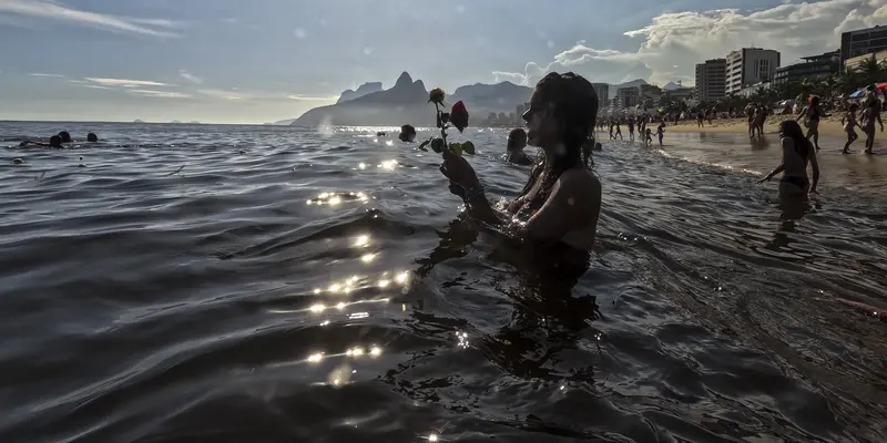 Melihat Ritual Para Pemuja Dewi Laut di Brasil