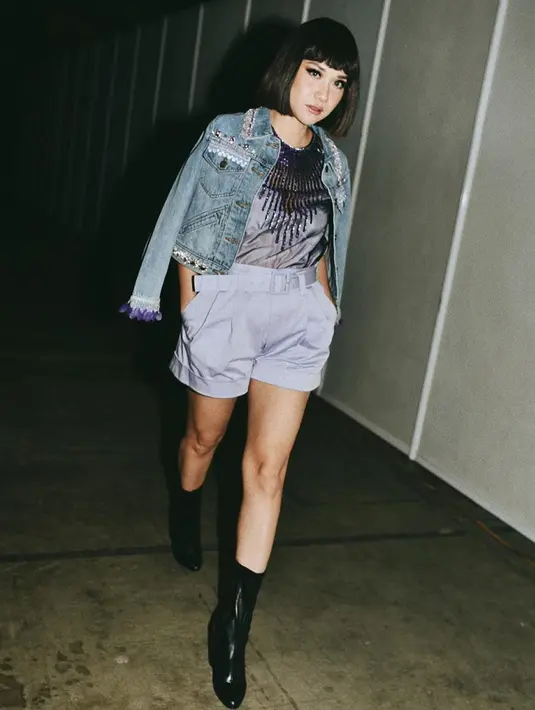 Pemain film Habibie & Ainun ini rupana memamkai jaket denim di berbagai kesempatan. Seperti saat menghadiri suatu acara, ia memadukan denim dengan bawahan hot pants. Penampilan Bunga Citra Lestari terlihat begitu kekinian. (Liputan6.com/IG/@bclsinclair)