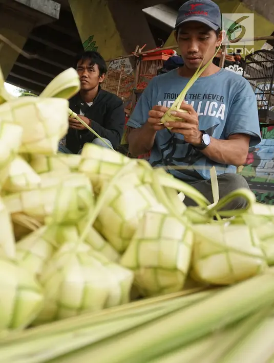 Pedagang menganyam kulit ketupat yang akan dijual di kawasan Bintaro, Jakarta, Sabtu (10/8/2019). Menjelang Idul Adha, para pedagang menjual kulit ketupat dengan harga sekitar Rp 8 ribu per sepuluh buah tergantung ukuran. (Liputan6.com/Herman Zakharia)