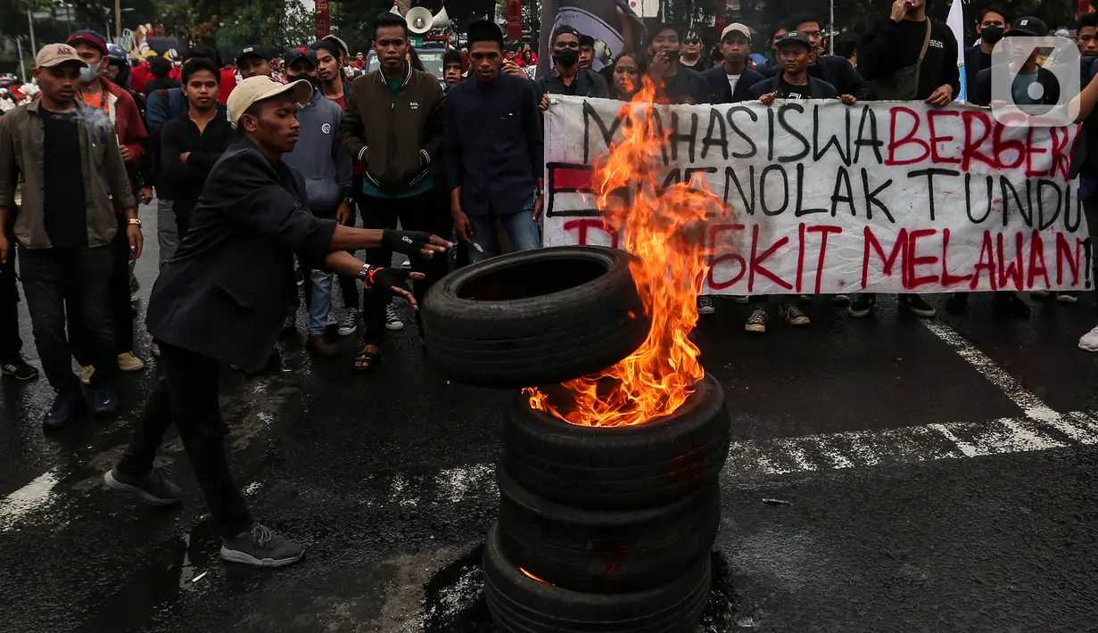 Mahasiswa membakar ban bekas saat demo menolak kenaikan harga Bahan Bakar Minyak (BBM) di kawasan Patung Kuda, Jakarta Pusat (Jakpus), Kamis (8/9/2022). Massa membentuk lingkaran dan menyaksikan ban terbakar. Asap hitam mengepul begitu ban dibakar. (Liputan6.com/Johan Tallo)