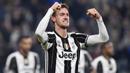 Bek Juventus, Daniele Rugani, merayakan gol yang dicetaknya ke gawamh Dinamo Zagreb. Kemenangan ini membuat Juve keluar sebagai juara Grup H Liga Champions. (Reuters/Giorgio Perottino)